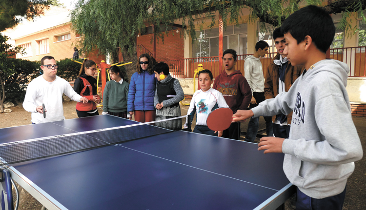 Un grup d'usuaris i usuàries de la Fundació Estela estrenen la nova taula de ping-pong./Tomàs Varga