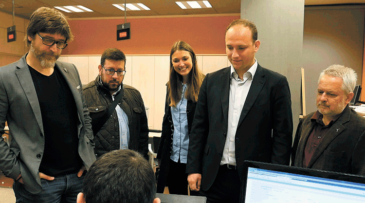 Cinc representants del col·lectiu de tuitaires #TgnTT registrant a les oficines de l’OMAC la moció sobre els abocadors il·legals que es debatrà en el pròxim ple municipal. / Foto: Tomàs Varga.