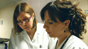 A la izquierda, la doctora Laura Noblia, jefa de servicio del Hospital del Vendrell, visitando en planta.