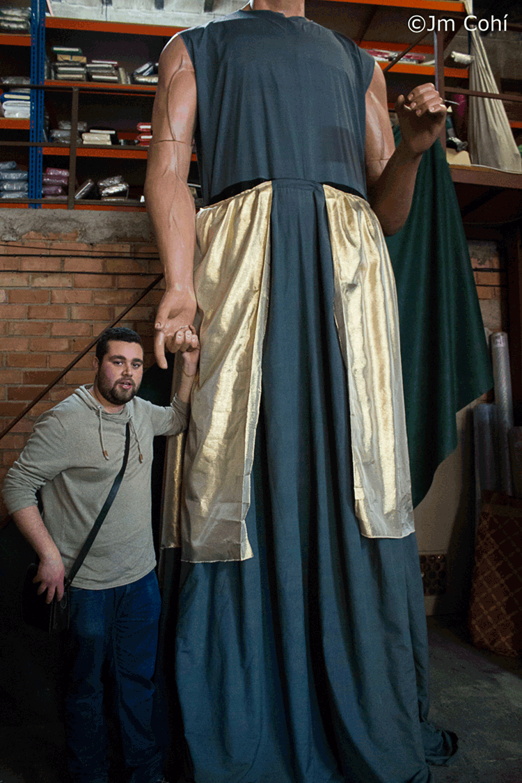 Aaron Sentís amb el gegant egipci Ramsés II, de qui no mostrem el rostre per preservar la sorpresa de la presentació oficial. / Foto: Jm Cohí.